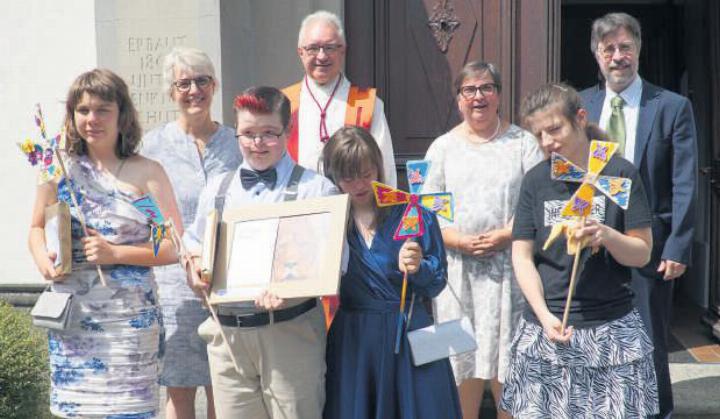 Mit grosser Feierlaune und in ökumenischer Offenheit fand die Feier der Firmung und Konfirmation in der reformierten Kirche Baar statt. Auf dem Foto fehlt Elena. Foto: Margot Beck