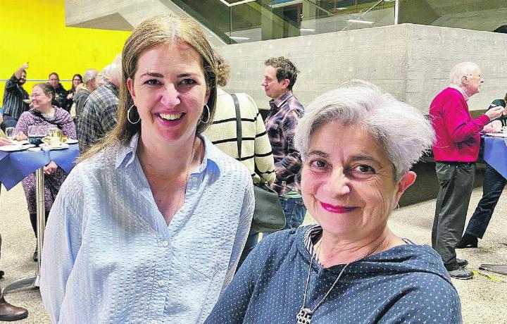 Die beiden Baarerinnen Gabriela Bart und Maria Greco am Dialektabend. Foto: zVg Die beiden Baarerinnen Gabriela Bart und Maria Greco am Dialektabend. Foto: zVg