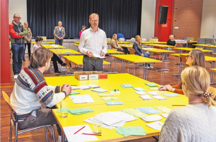 Regierungsrat Andreas Hostettler besuchte am Wahlsonntag, 24. November das Stimm- und Urnenbüro und blickte den fleissigen Helferinnen und Helfern über die Schultern. Fotos: zVg