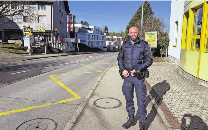 Samuel Sommer ist aktiv im Dorf unterwegs und sucht das Gespräch mit der Bevölkerung. Fotos: rah