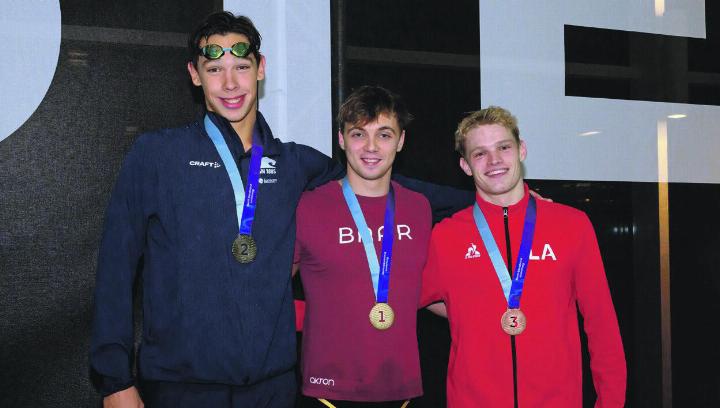 Siegerbild 100m Schmetterling mit Leo Verschooten, SV Baar (Mitte), Jolan Victorio, Genève (links) und Ilan Gagnebin, Lausanne (rechts). Foto: Roldy Cueto