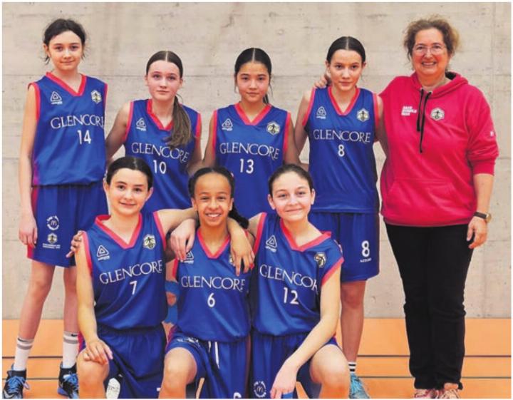 Das Baarer Mädchen-Basketball-Team mit viel Teamgeist. Foto: zVg