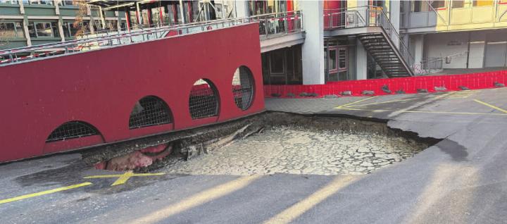 So präsentierte sich das Loch vor der Waldmannhalle Anfang Dezember. Aus noch immer nicht geklärten Gründen senkte sich der Boden ab. Fotos: rah