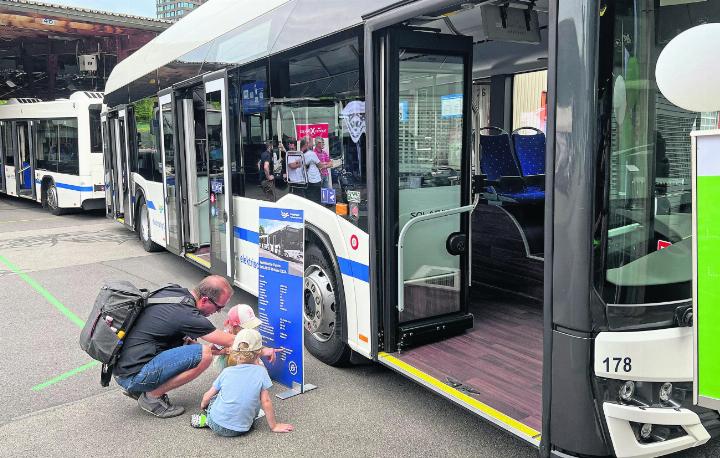 Ein E-Bus mit Anhänger verkehrt neu für die Zugerland Verkehrsbetriebe und fährt auch durch Baar. Fotos: mam