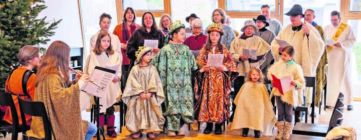 Die Inwiler Sternsinger beim Sonntagsgottesdienst in der Kirche St. Thomas. Vorne links, Silvia Bürge. Foto: eb