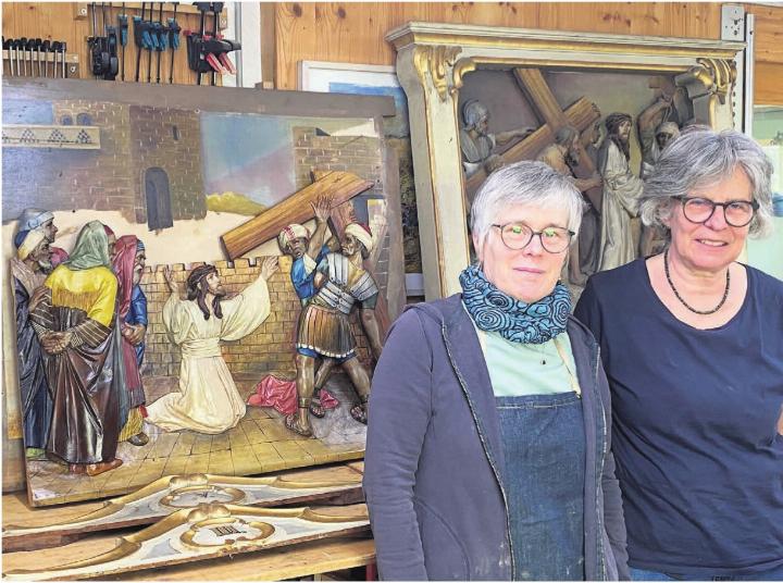 Martina Müller und Selina Gentinetta restaurieren den Baarer Kreuzweg. Fotos: fl