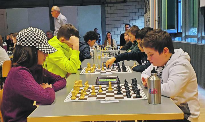 Felix Stolper (rechts im Vordergrund) gewann alle Spiele im Turnier, auch die Partie gegen Carmen Speerli. Fotos: da Felix Stolper (rechts im Vordergrund) gewann alle Spiele im Turnier, auch die Partie gegen Carmen Speerli. Fotos: da