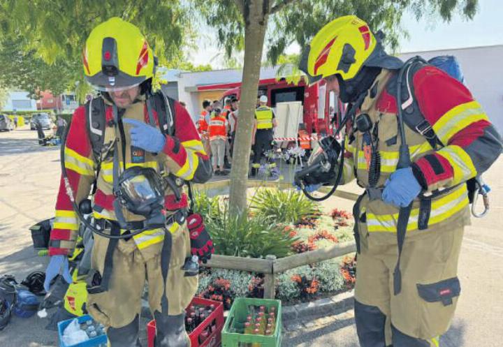 Die Feuerwehr im Einsatz im Schwimmbad Lättich. Foto: zVg