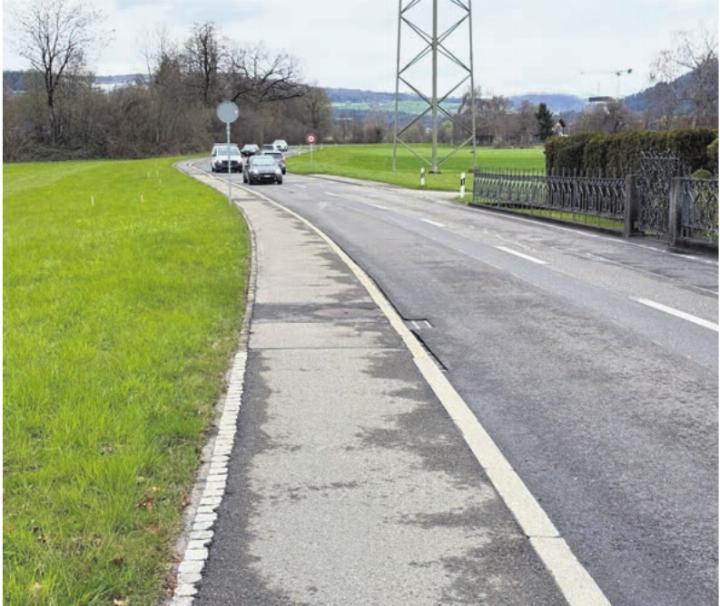 Die Schochenmühlestrasse in Richtung Baar: Es herrscht am Nachmittag viel Verkehr. Aktuell nutzen 5’400 Fahrzeuge die Abkürzung zwischen Baar und Steinhausen. Fotos: mam