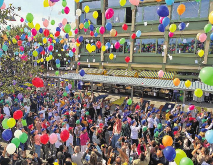 Hunderte Ballone in allen Farben steigen zur Eröffnung in die Höhe. Foto: fl