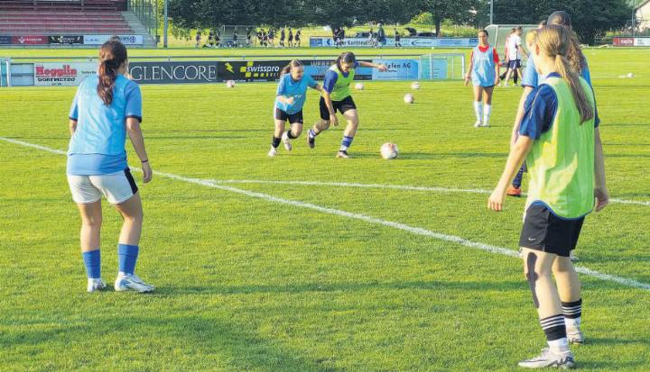 Die FF15-Juniorinnen des FC Baar zeigten bereits im Training vollen Einsatz. Fotos: ew
