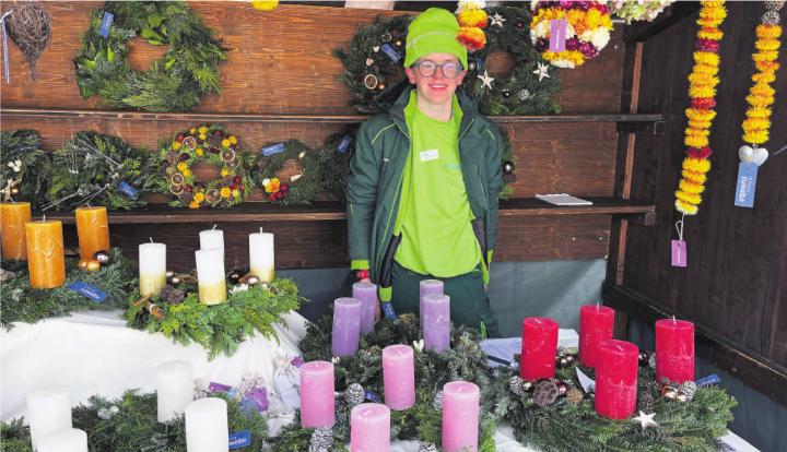 Ennio erklärte gerne, wie er die Adventskränze fertigte. Fotos: rah