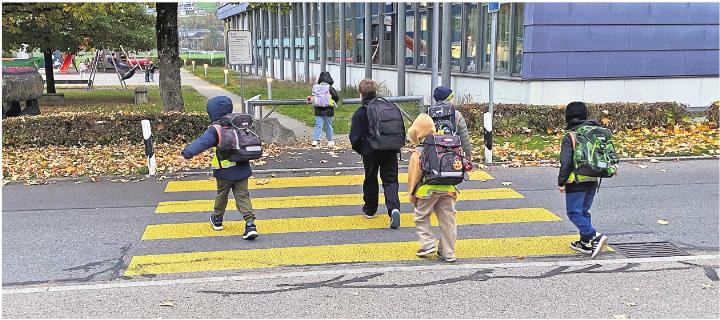 Ein breiter Fussgängerstreifen schafft für die Kinder mehr Sicherheit. Foto: fl