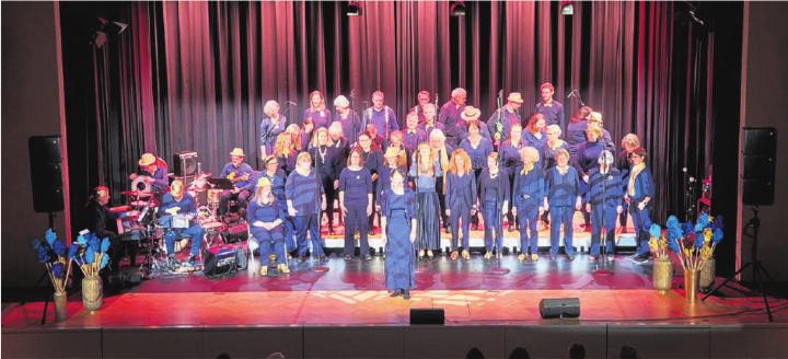 Das Jubiläum beginnt: Chorleiterin Patricia Samaniego mit «40 Singers» und der Ad-Hock Band links. Fotos: hps