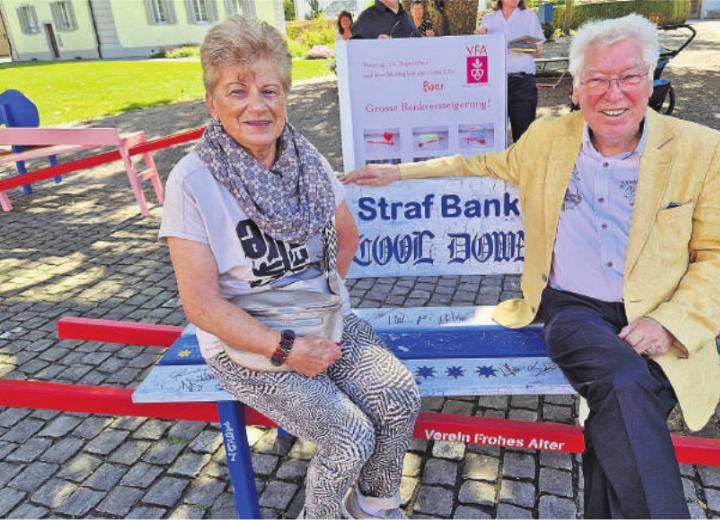 Der Verein Frohes Alter versteigerte die Bänkli, die während dem Jahr in Baar für Sitzgelegenheit sorgten. Insgesamt kamen acht Bänkli unter den Hammer. Die beliebteste, und mit 1’600 Franken auch die teuerste, war die «Strafbank».