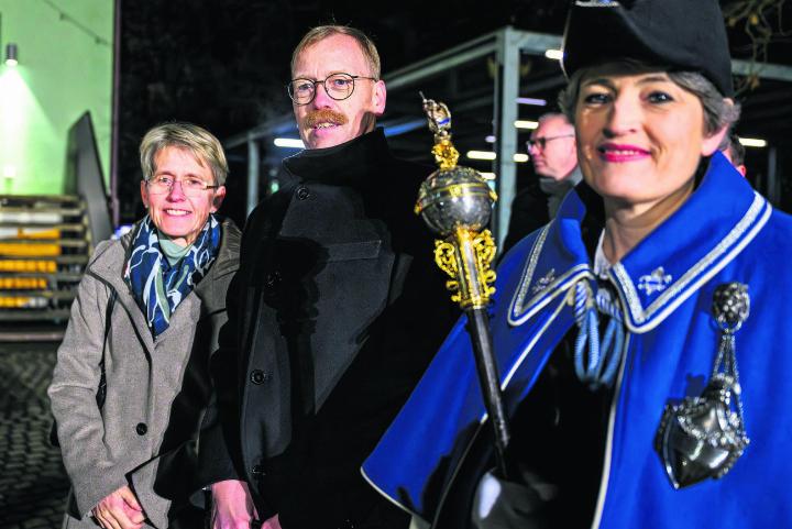 Andreas Hostettler mit seiner Frau an der Landammannfeier. Rechts: Standesweibelin Pascale Schriber-Iten. Foto: Andreas Busslinger