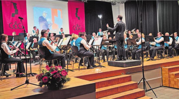 Es war fast, als grüsste Bundesrat Martin Pfister den Dirigenten Pascal Zenklusen. Fotos: hps