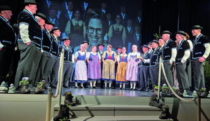 Jodlerklub Heimelig mit Damen: Wilma Bühler, Luzia Ineichen, Geburtstagskind Simone Arnold, Anita Suter, Yvonne Ettlin. Foto: hps