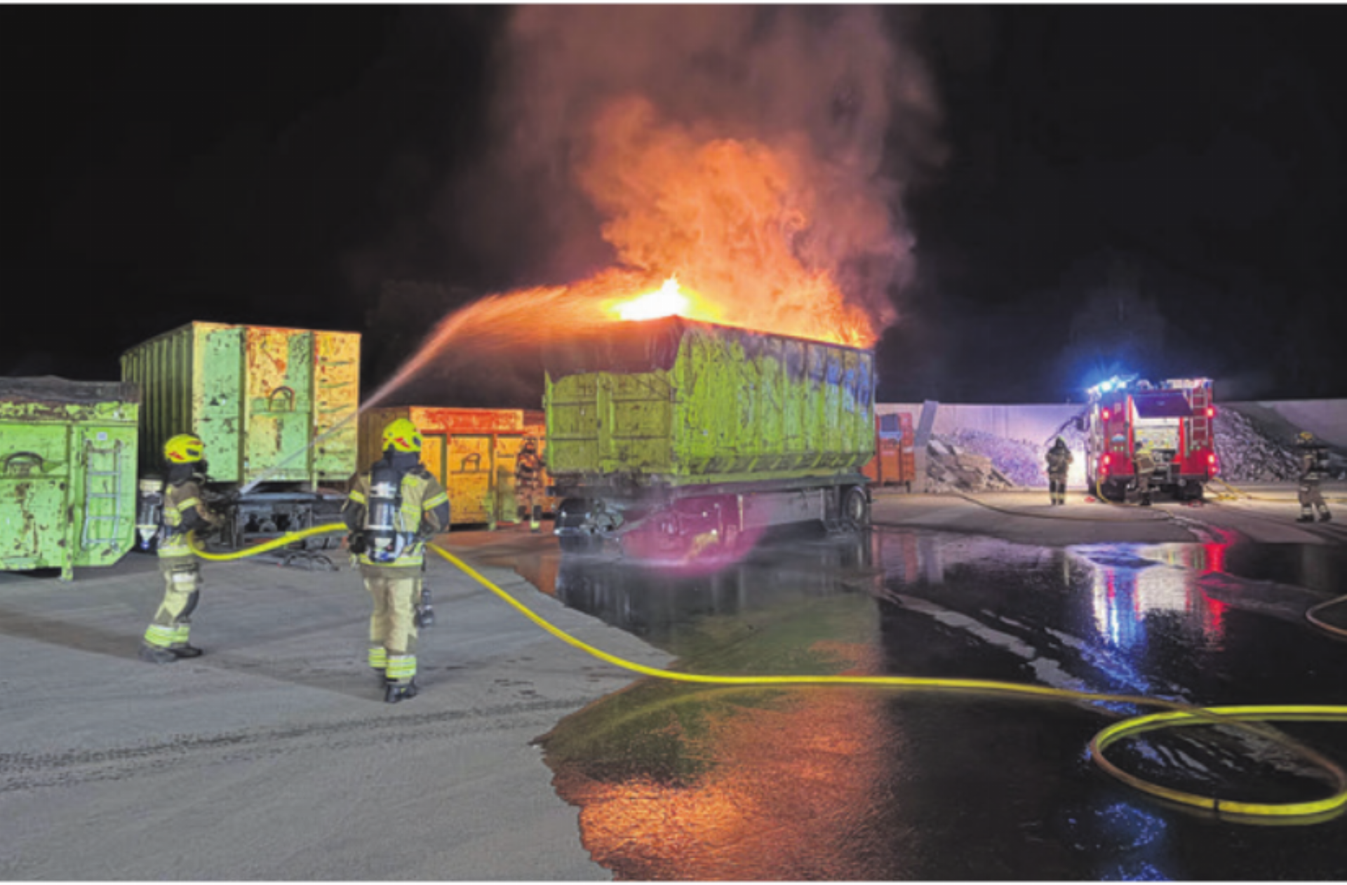 Flammen und Rauch in Baar. Foto: zVg - Das Bild wird blockiert. – Möglicherweise durch einen aktiven Adblocker.