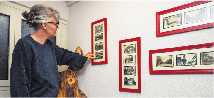 Im T eppenhaus blickt Dora Schmid-Twerenbold gerne auf ihre Baarer Postkarten. Foto: eb