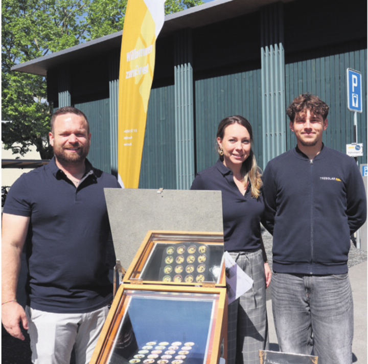 Hanspeter Henggeler, Angela Deutinger und Gabriel Da Costa Neto von der Firma Tresolar freuten sich auf die Muffins aus dem Solargrill (von links).