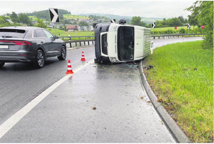Ein Lieferwagen ist von der Fahrbahn abgekommen.
Foto: zVg