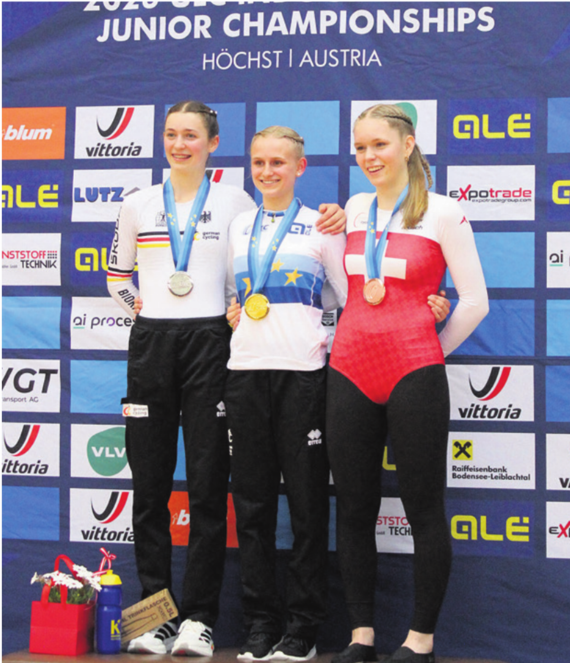 Siegerehrung, von links nach rechts: Louisa-Sophie Salner (Deutschland), Lisa Lechner (Deutschland), Lara Odermatt (Schweiz). - Das Bild wird blockiert. – Möglicherweise durch einen aktiven Adblocker.