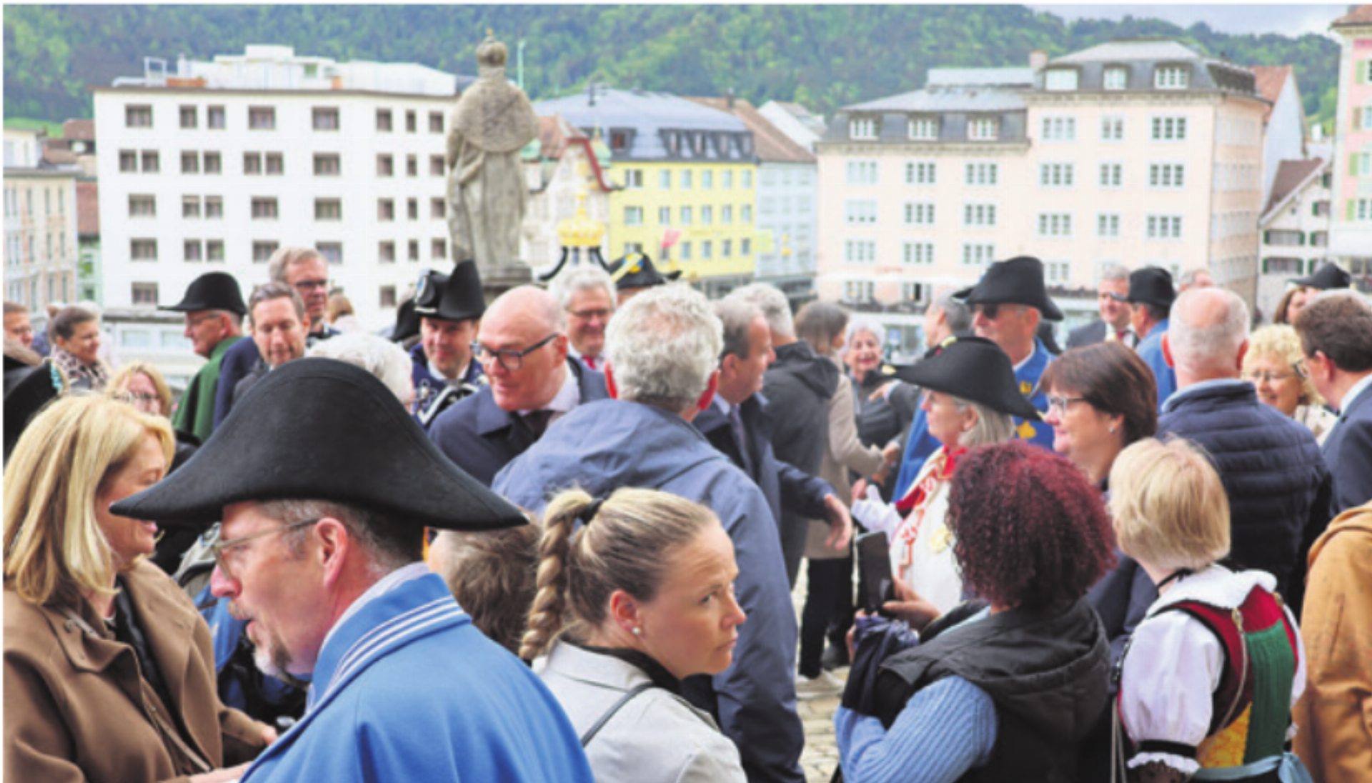 Bundesrat Martin Pfister inmitten des Zuger Pilgerstroms. Fotos: Arnold Landtwing - Das Bild wird blockiert. – Möglicherweise durch einen aktiven Adblocker.