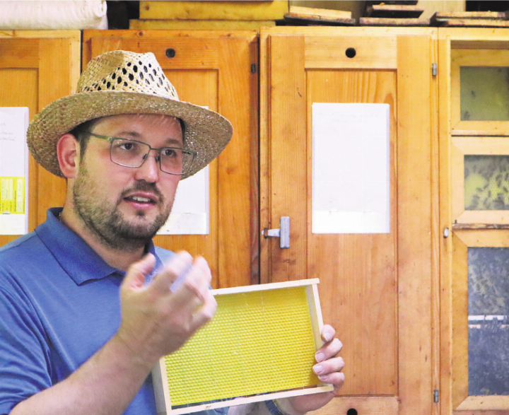 Begeisterung, die ansteckend ist: Lukas Dossenbach im Bienenhaus.  Fotos: ak