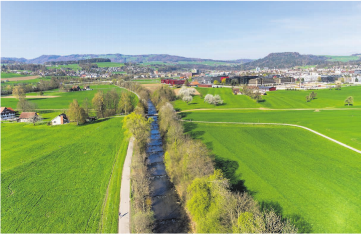 Der Velo- und Fussweg entlang der Lorze ist am Samstag, 13. Juni gesperrt. Der Weg ist Teil der Velorennstrecke des Zytturm-Triathlons. Foto: Andreas Busslinger