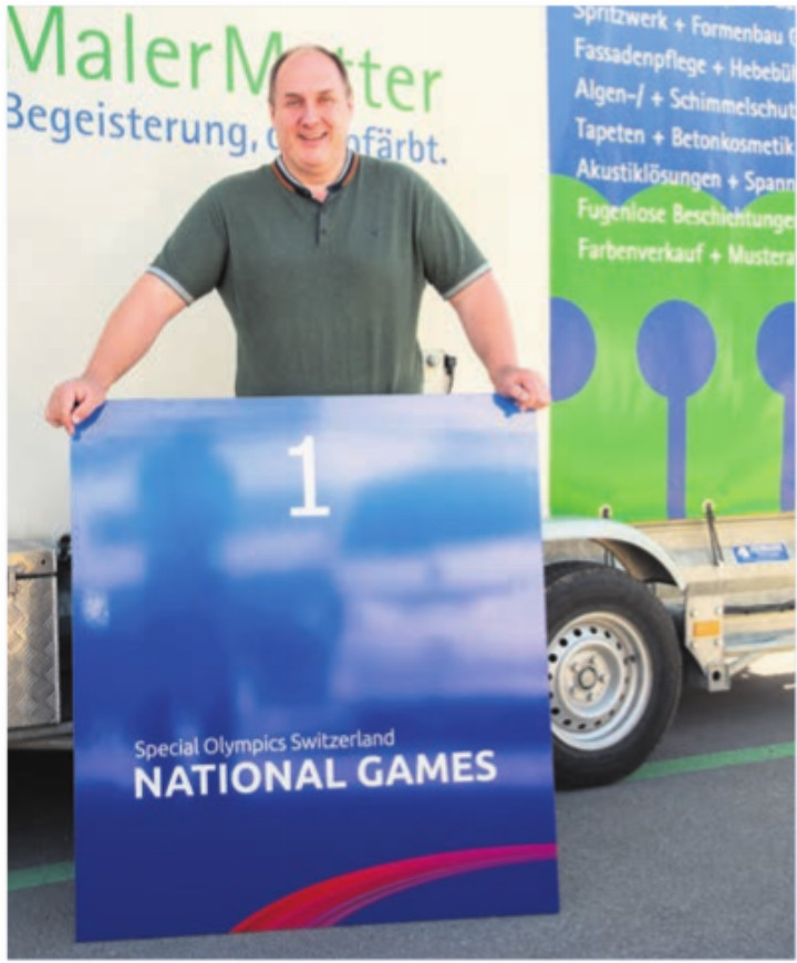 Geschäftsführer Arno Matter mit der gesponserten Tafel. Foto: zVg
