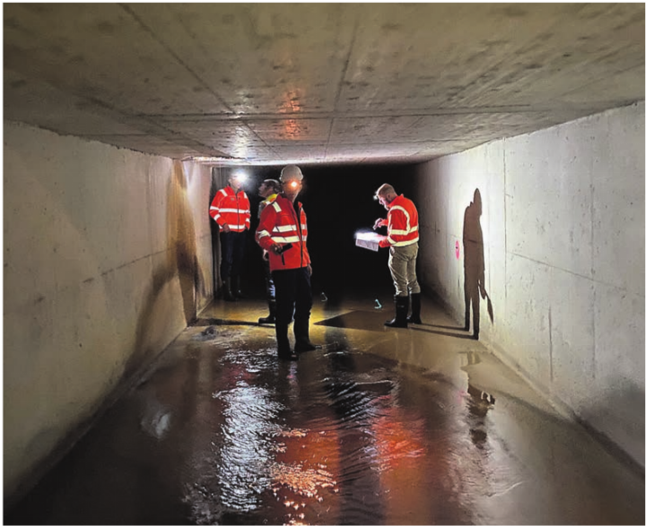 Kanalisationsleitungen werden mit Kameras oder – wie hier im Bild – persönlich untersucht, damit Schäden frühzeitig erkannt werden. Fotos: zVg