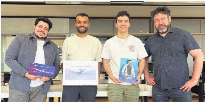 Claudio Forte, Sarifen Sittampalam, Miguel Fernandes mit dem Leiter HF Informatik Tobias Schmid. Foto: zVg Claudio Forte, Sarifen Sittampalam, Miguel Fernandes mit dem Leiter HF Informatik Tobias Schmid. Foto: zVg