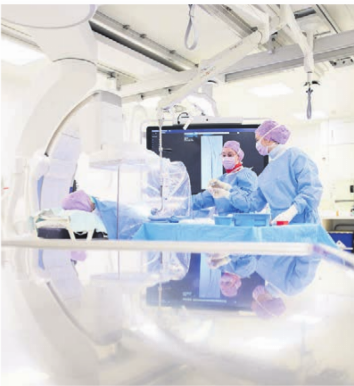 Blick in den Angiografie-Raum im Zuger Kantonsspital. Foto: Zuger Kantonsspital / Anita Affentranger