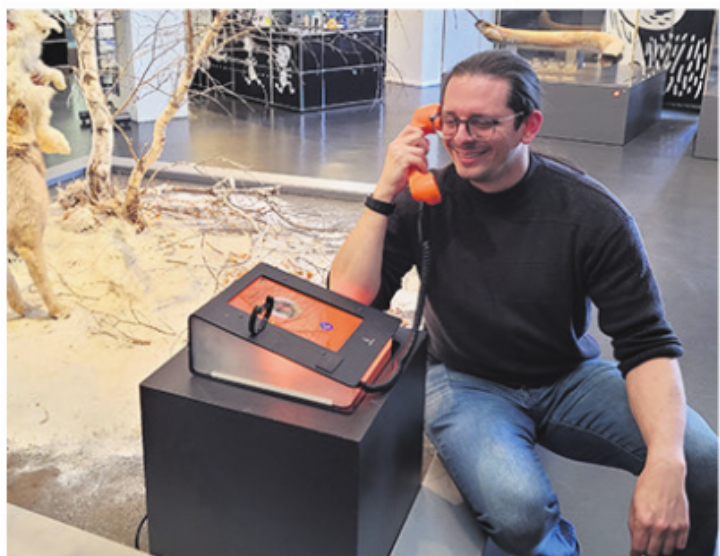 Museumsmitarbeiter Amir Sindelar im Gespräch mit dem Steinzeitmädchen Alangan. Foto: zVg