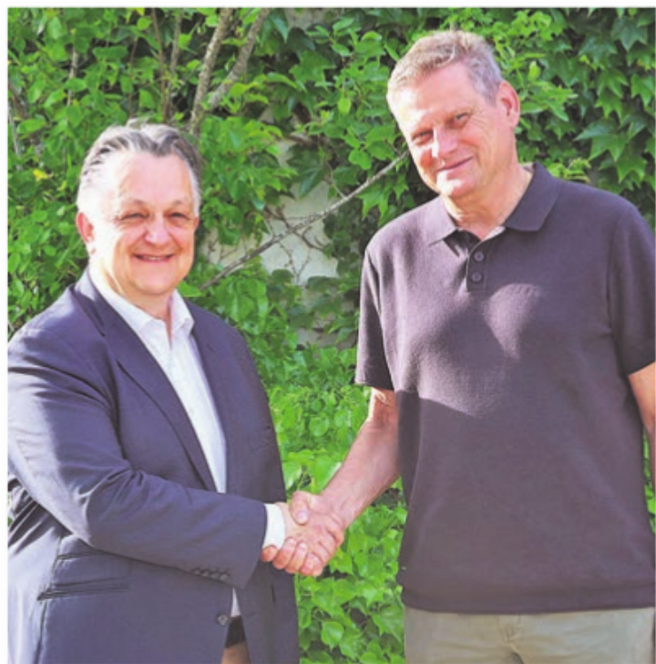 Stefan Doppmann (links) übergibt Patrice Riedo das Amt als Präsident der VKKZ. Foto: Arnold Landtwing