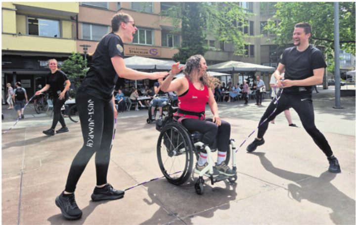 Der Spass und die Freude am Springen sind Sandra, Sarah und Martin anzusehen. Foto: zVg Der Spass und die Freude am Springen sind Sandra, Sarah und Martin anzusehen. Foto: zVg