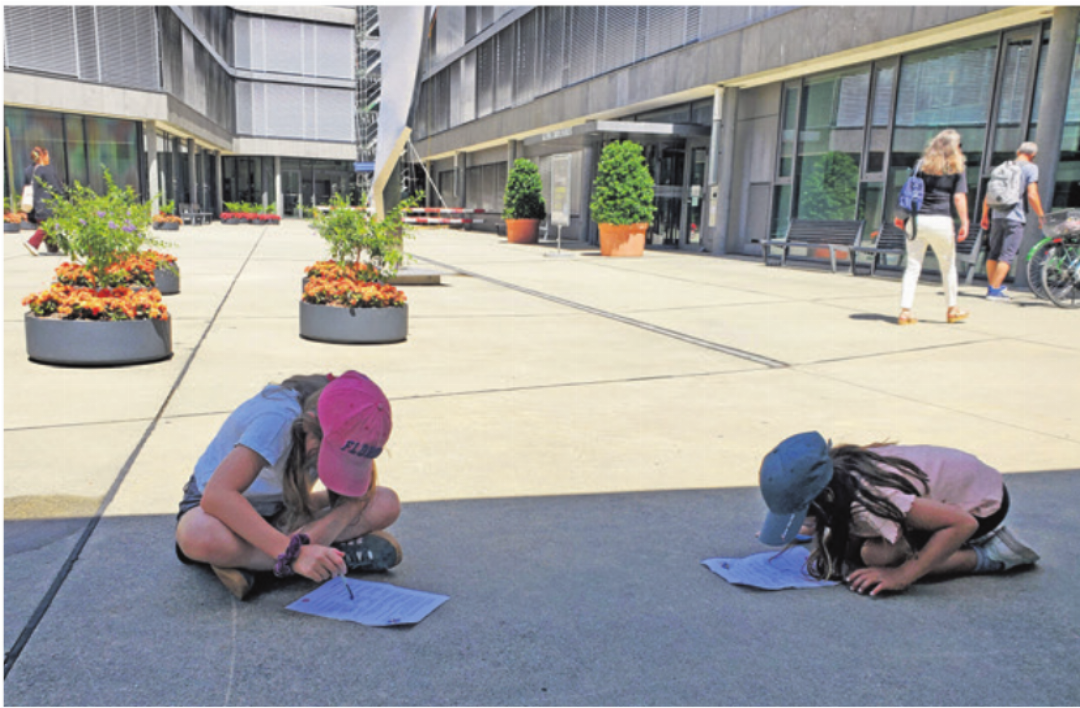 Antworten suchen auf dem Asphalt vor dem Gemeindehaus. Antworten suchen auf dem Asphalt vor dem Gemeindehaus.