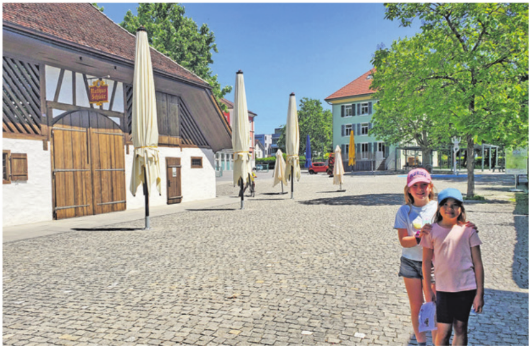Leya und Zoe bei der Rathus-Schüür. Leya und Zoe bei der Rathus-Schüür.