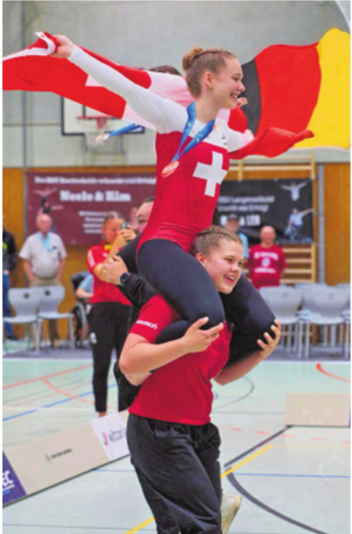 Mirina feiert mit ihrer Schwester Alessa bei der Medaillenzeremonie. Foto: Daniel Kretschmar