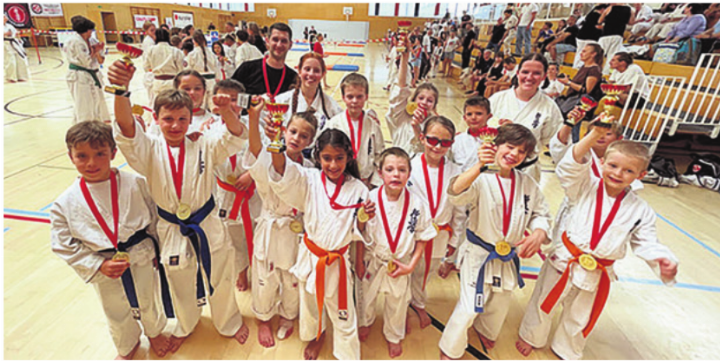 Die Kinder zeigen voller Freude ihre Pokale und Medaillen. Foto: zVg