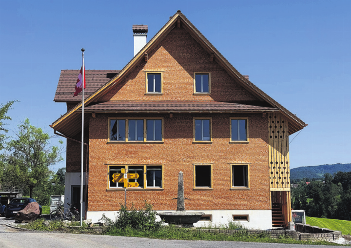 Dass das Haus neu ist, ist gut erkennbar. Dennoch hat man sich am Original orientiert.
Fotos: rah Dass das Haus neu ist, ist gut erkennbar. Dennoch hat man sich am Original orientiert.
Fotos: rah