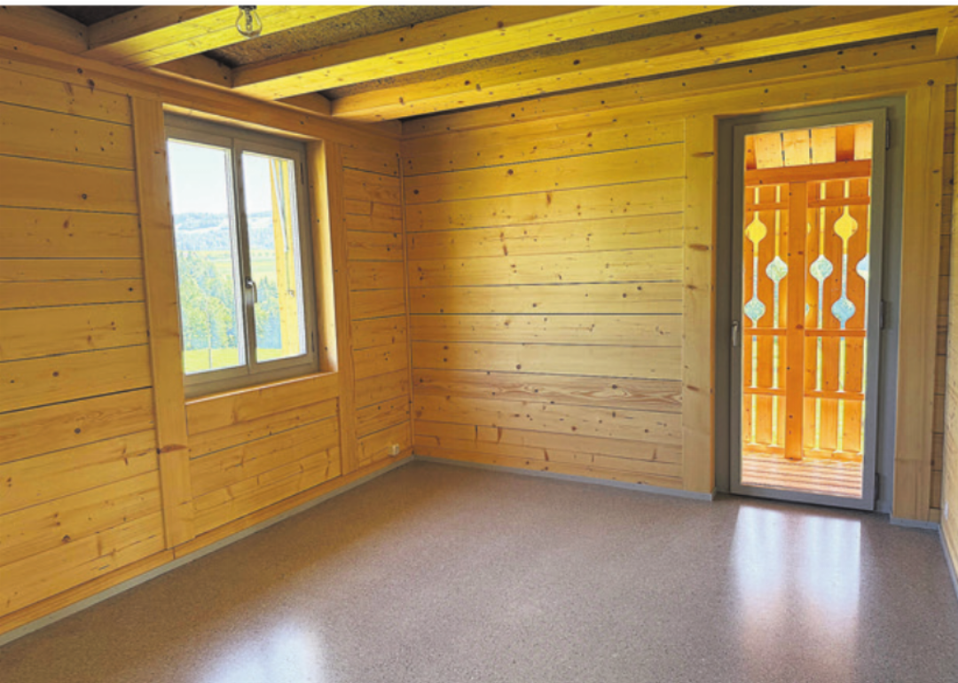 Die Wände sind aus Holz. So wie sie auch im niedergebrannten Haus waren. Die Wände sind aus Holz. So wie sie auch im niedergebrannten Haus waren.
