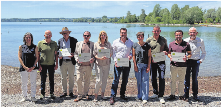 Die Stiftung Landschaftsschutz Schweiz übergab ihre Auszeichnung «Landschaft des Jahres 2026» an die Preisträger rund um die Lorzenebene. Rahel Marti, Jürg Maurer, Urban Keiser, Georges Helfenstein, Eliane Birchmeier, Florian Weber, Franziska Grossenbacher, Markus Amhof, Zari Dzaferi, Lukas Bühlmann (von links). Foto: zVg