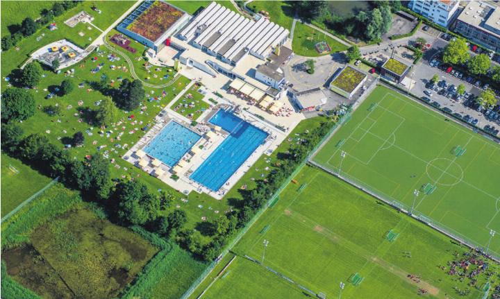 Das Gebiet Lättich mit dem Schwimmbad und den Fussballplätzen soll zu einer Sportallmend ausgebaut werden. Dieser Auftrag wird nun umgesetzt. Foto: Archiv Andreas Busslinger Das Gebiet Lättich mit dem Schwimmbad und den Fussballplätzen soll zu einer Sportallmend ausgebaut werden. Dieser Auftrag wird nun umgesetzt. Foto: Archiv Andreas Busslinger