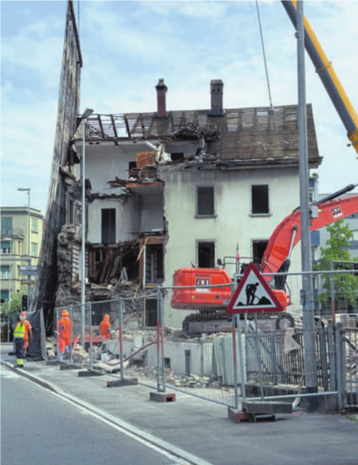 Die Abbrucharbeiten bei der Marktgasse / Rigistrasse sind im Gang. Die alten Gebäude weichen einer grossen Überbauung. Im Gegensatz zur Strassenseite ist die Hofseite aufgelöst. Gemeinsame, mit Hecken gefasste Aussenräume bilden einen subtilen Übergang zum Schulhausareal.  Foto: rah / Roefs Architekten AG