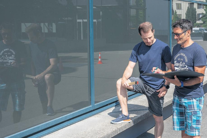 Eine eingeschlagene Scheibe hält die beiden Projektleiter Unterhalt Liegenschaften Marco Späni (links) und Beat Niederberger auf Trab. Fotos: zVg