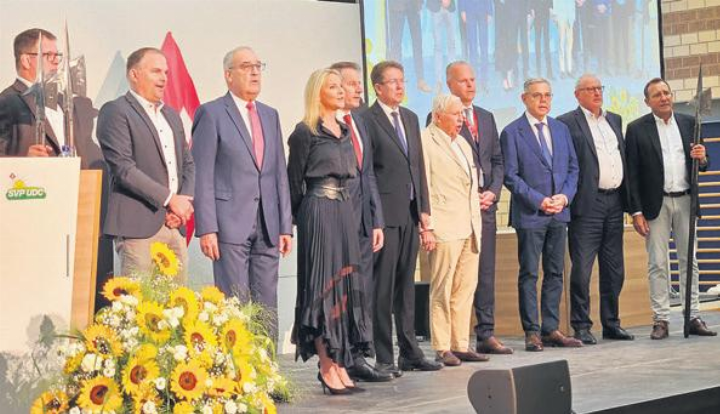 Parteileitung SVP Schweiz mit Bundespräsident Guy Parmelin, Bundesrat Albert Rösti, Alt-Bundesrat Christoph Blocher, und den beiden Zuger Regierungsräten Heinz Tännler und Stephan Schleiss. Fotos: zVg