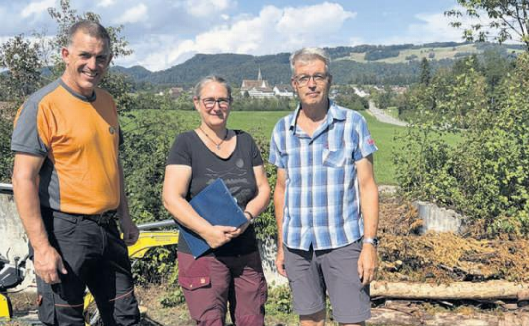 Forstunternehmer Markus Amhof, Projektleiterin Nora Zuberbühler und André Guntern freuen sich über die Aufwertung der Panzersperre zwischen Baar und Kappel. Fotos: fl Forstunternehmer Markus Amhof, Projektleiterin Nora Zuberbühler und André Guntern freuen sich über die Aufwertung der Panzersperre zwischen Baar und Kappel. Fotos: fl