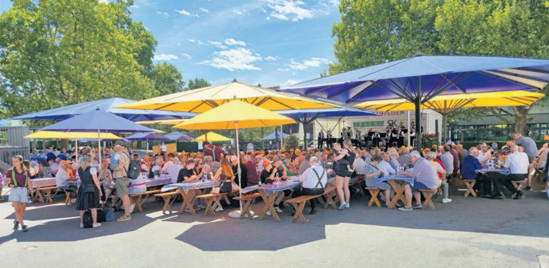 Die Sonnenschirme waren begehrt, denn es herrschte wiederum das typische «Baarer Festwetter». Die Sonnenschirme waren begehrt, denn es herrschte wiederum das typische «Baarer Festwetter».